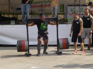 The vegan Patrik Baboumian lifts and walks ten meters with 555 kg on his shoulders beating the previous world record.
